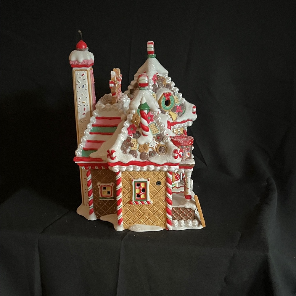 Department 56 North Pole Series Christmas Sweet Shop - Picture 4 of 10